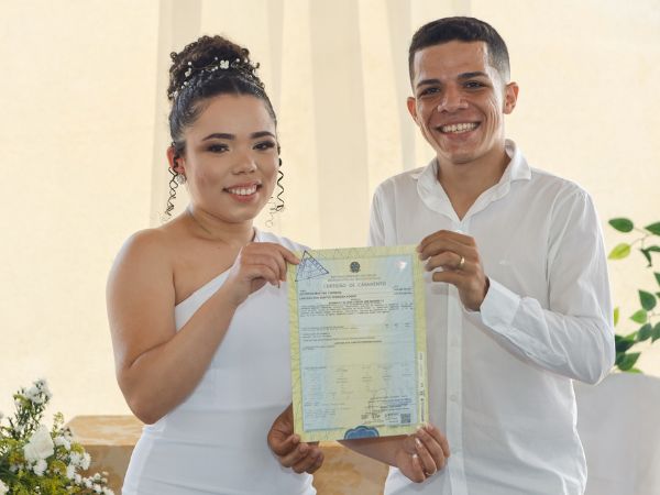 Casais formalizam matrimônio em cerimônia de Casamento Coletivo