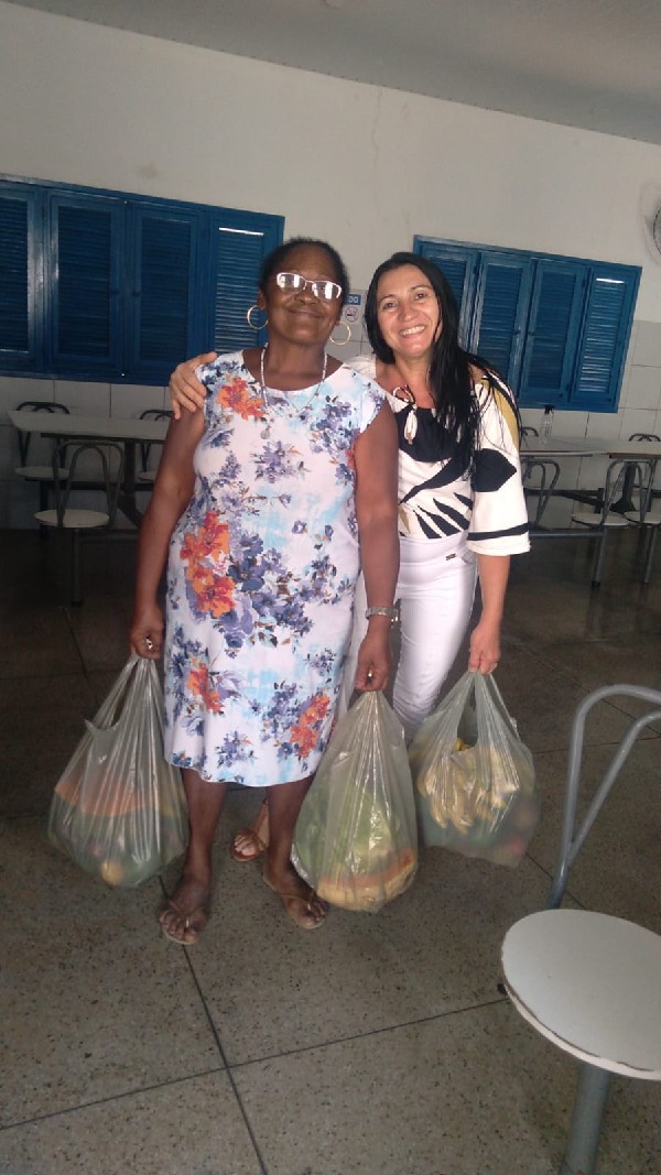 Prefeitura entrega kits com alimentos para população vulnerável