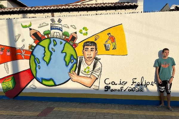 Desenhos produzidos por alunos viram ilustração em muro de escola