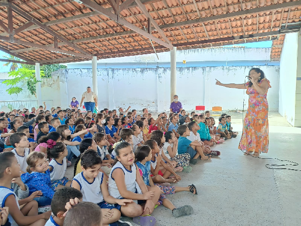 Estudantes celebram mês do livro