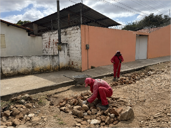 Recomposição de calçamento é finalizada na Rua Dão Almeida com avanço para pavi [...]